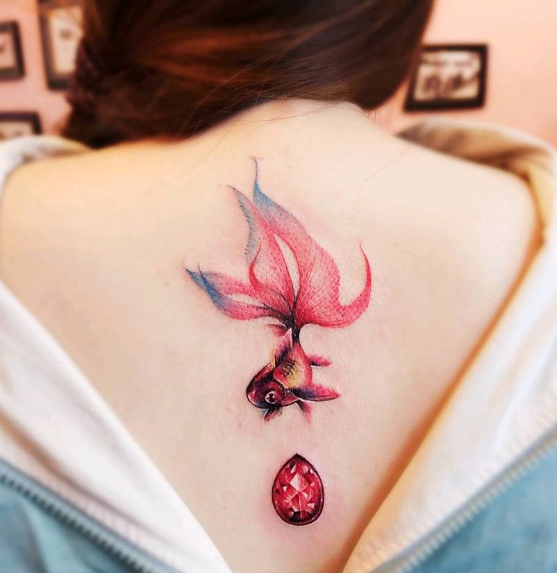 金鱼姬纹身图片_背部水彩纹身图案