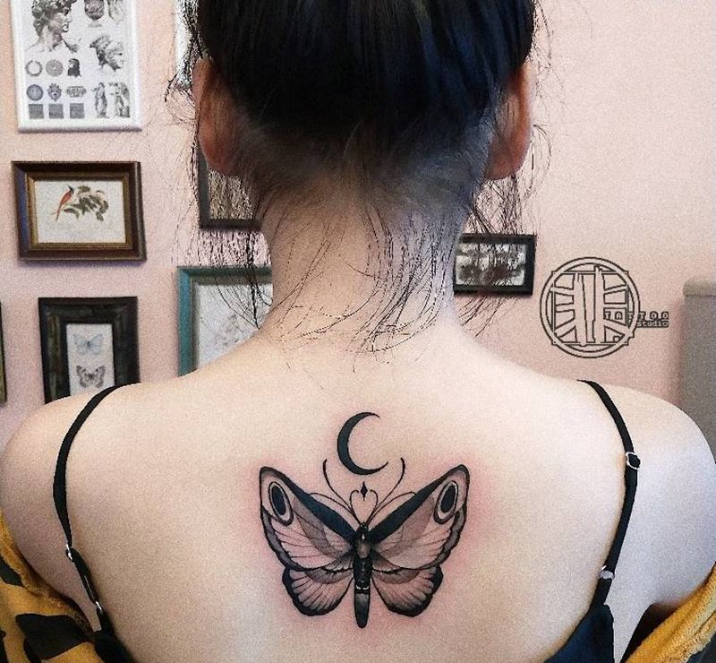 蝴蝶纹身图片_背部蝴蝶纹身图案