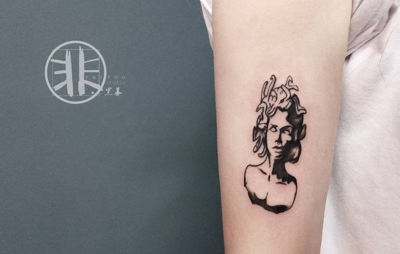 美杜莎纹身图片_手臂Old School美杜莎纹身图案