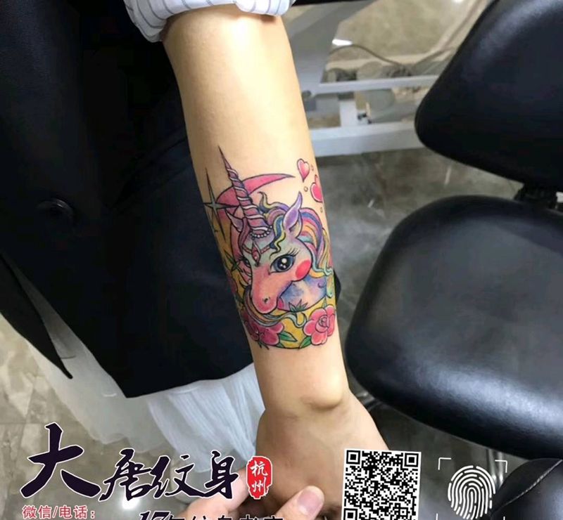 独角兽纹身图片_手部水彩New School纹身图案