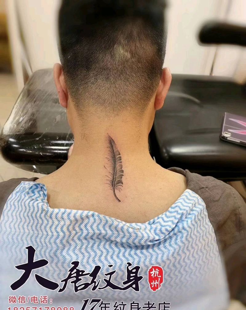 羽毛纹身图片_颈部小清新纹身图案