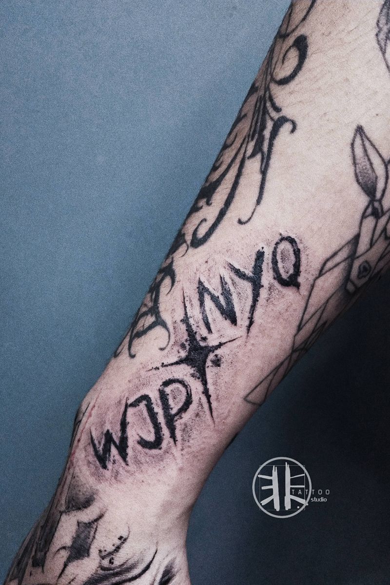 暗黑系英文纹身图片_手臂Old School点刺暗黑系英文纹身图案