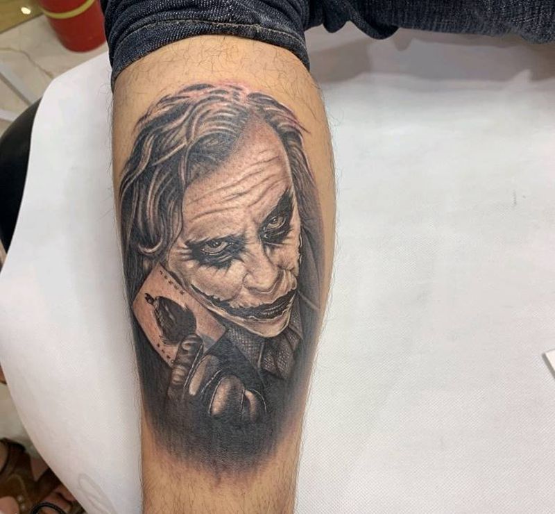 小丑希斯莱杰纹身图片_腿部欧美写实纹身图案