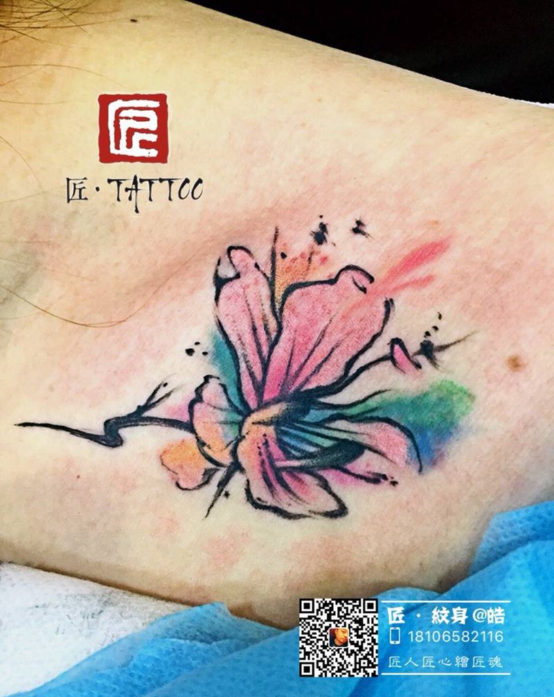 锁骨纹花纹身图片