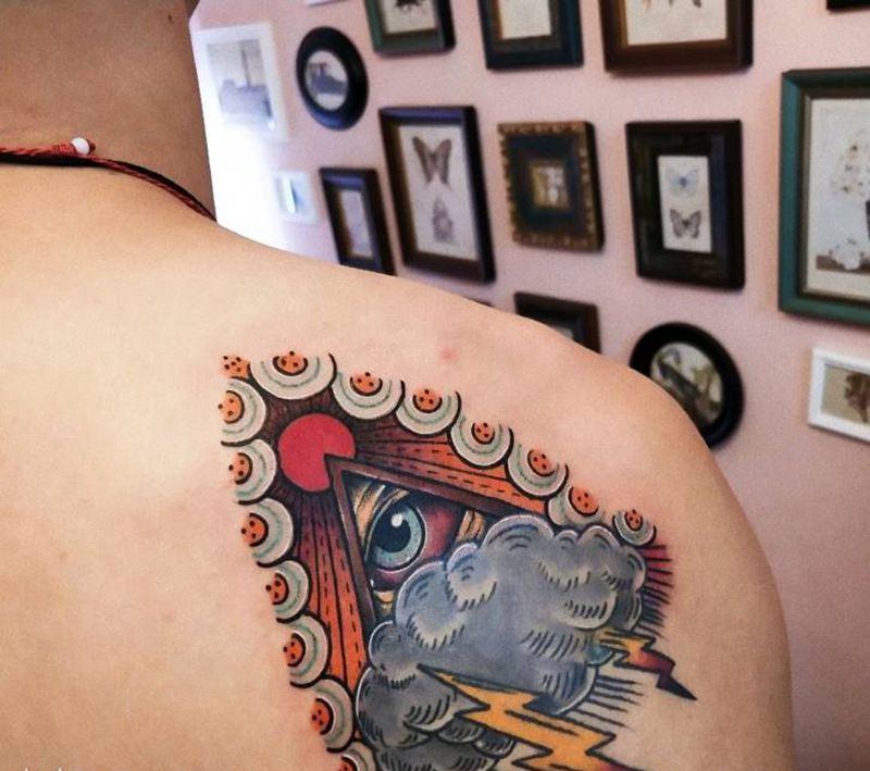 全知之眼纹身图片_背部肩部Old School全知之眼纹身图案