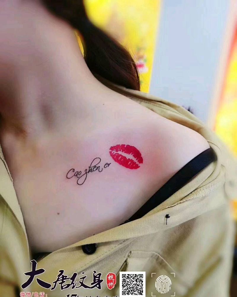 锁骨唇印纹身图片_肩部水彩小清新纹身图案