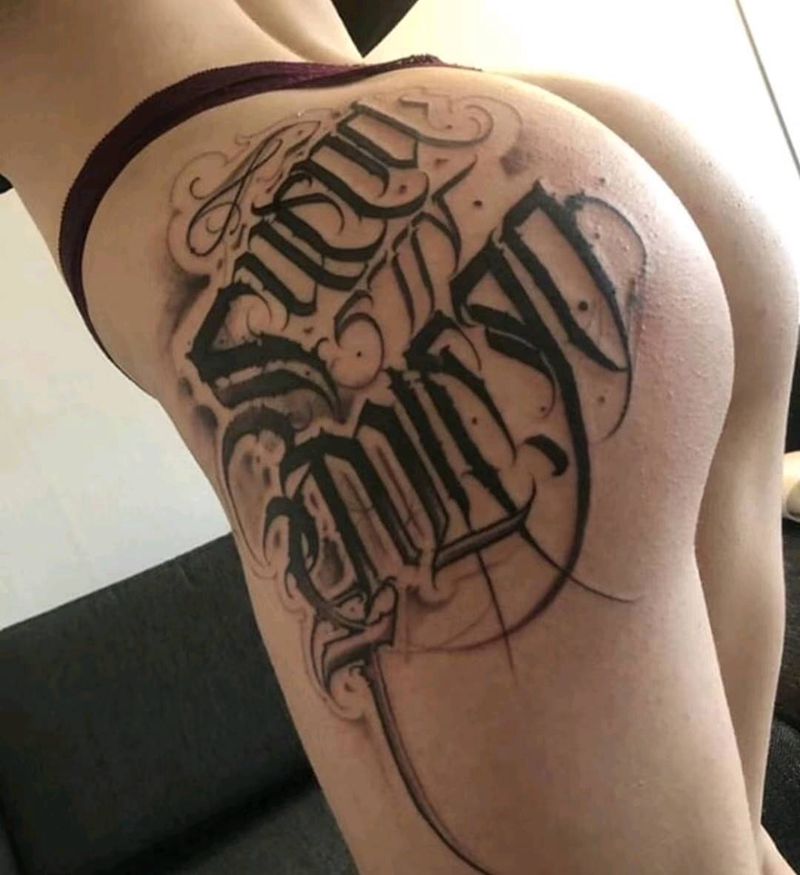 花体字纹身图片_臀部花体字纹身图案