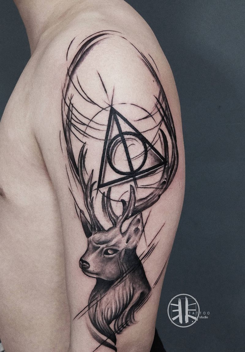 鹿纹身图片_肩部手臂点刺几何鹿纹身图案