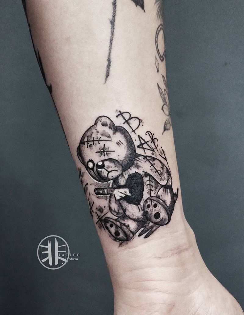 暗黑小熊纹身图片_手臂点刺Old School暗黑系小熊单针素描纹身图案