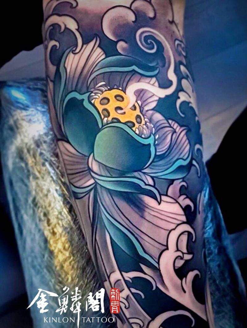 传统荷花纹身图片_成品手臂传统植物纹身图案