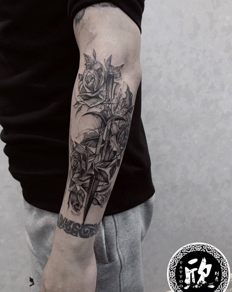 线条匕首玫瑰纹身图片_手臂纹身图案