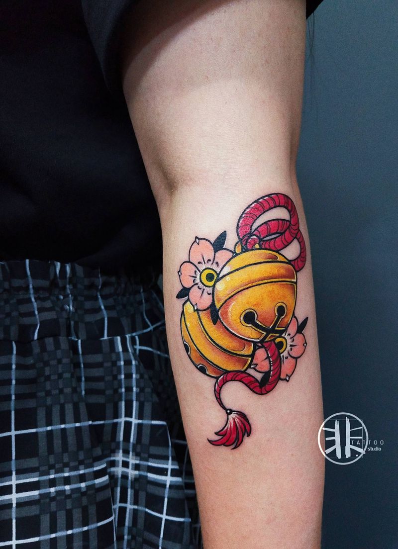 幸运铃纹身图片_手臂新传统New School铃铛幸运铃纹身图案