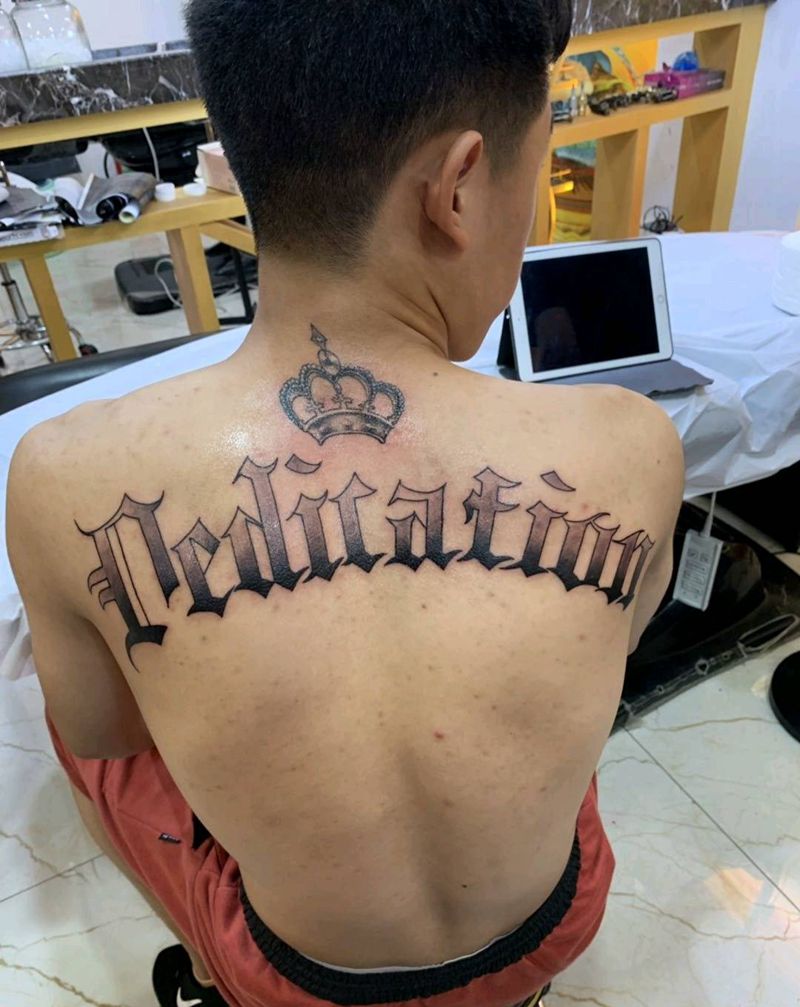 花体字+皇冠纹身图片_背部花体字纹身图案
