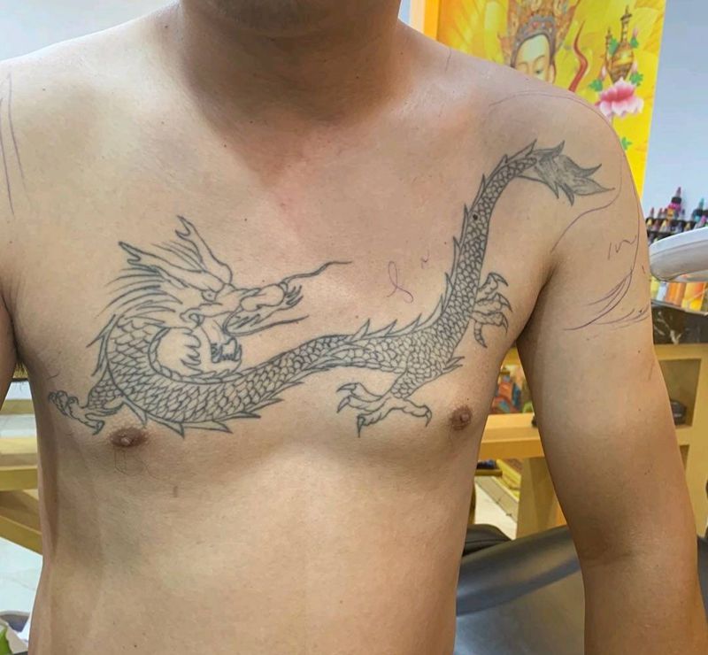 遮盖龙纹身图片_胸部老传统纹身图案