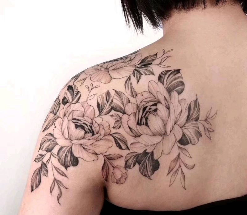 素花纹身图片_肩部点刺素花小清新纹身图案