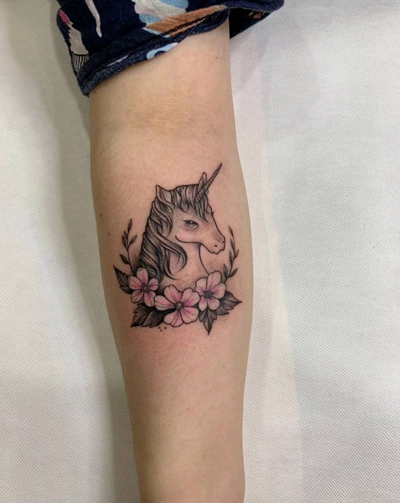 独角兽纹身图片_手部水彩点刺纹身图案