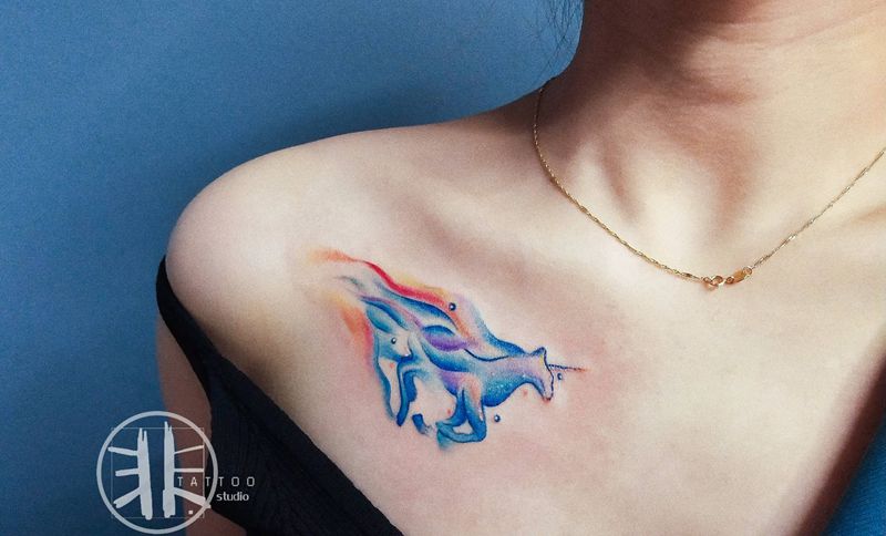 水彩独角兽纹身图片_颈部肩部水彩纹身图案