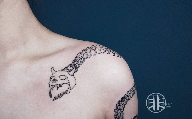 蛇骨纹身图片_肩部胸部Old School点刺蛇纹身图案