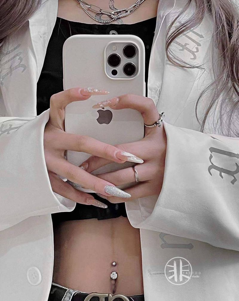 脐钉纹身图片_腹部欧美写实Old School穿孔脐钉纹身图案