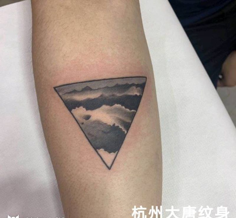 山水画纹身图片_手部水墨几何纹身图案