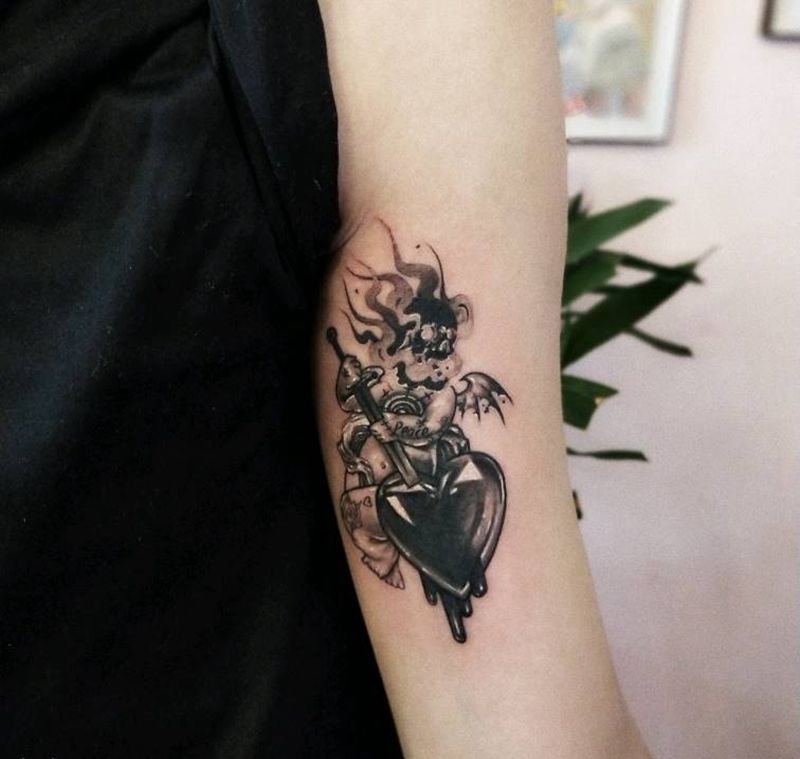 小天使纹身图片_手臂点刺欧美写实遮盖旧小天使纹身图案