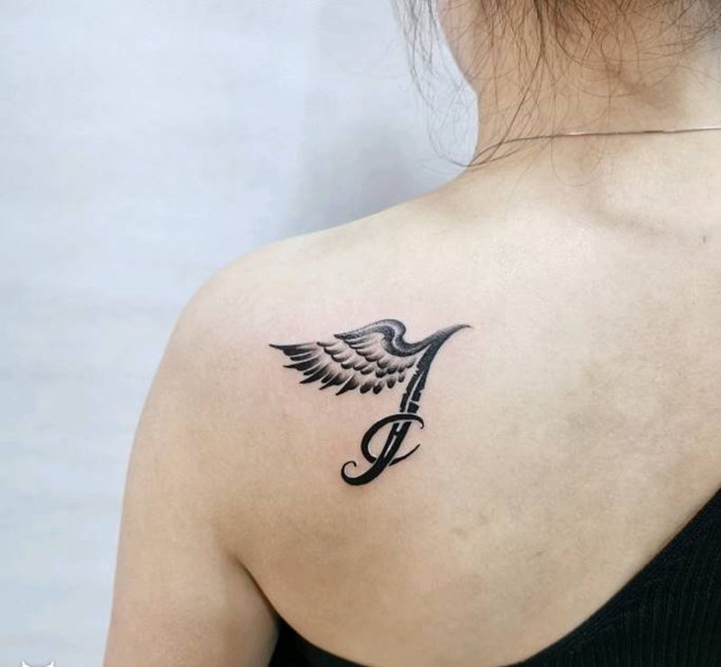 翅膀纹身图片_背部小清新纹身图案