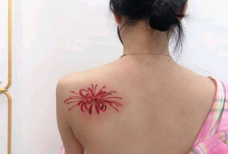 彼岸花纹身图片_肩部水彩小清新纹身图案