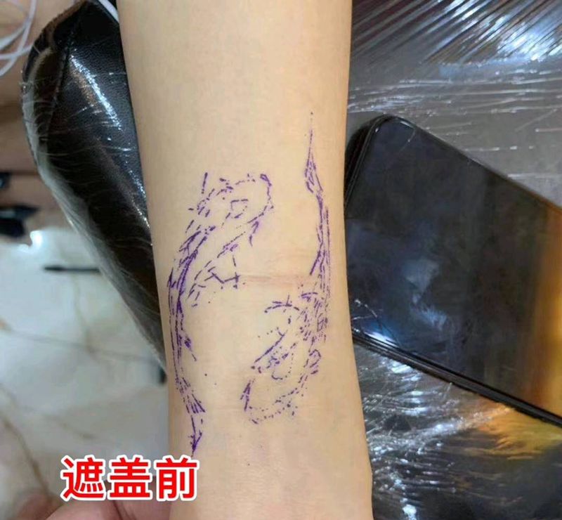 水墨双鱼纹身图片_手部水墨水彩纹身图案