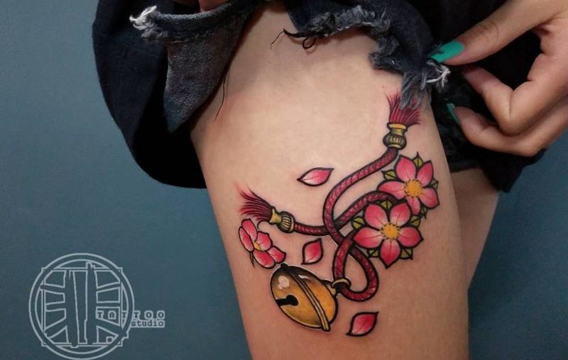 铃铛 樱花纹身图片_腿部新传统樱花铃铛纹身图案