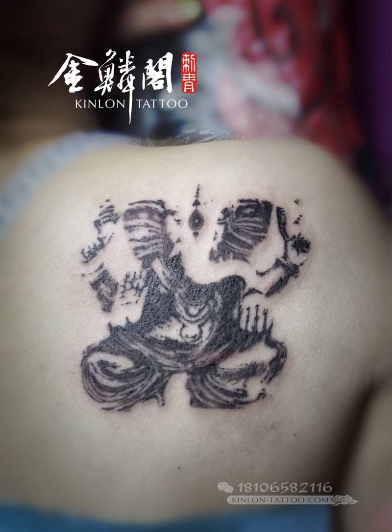 水墨象神纹身图片_背部水墨象神纹身图案