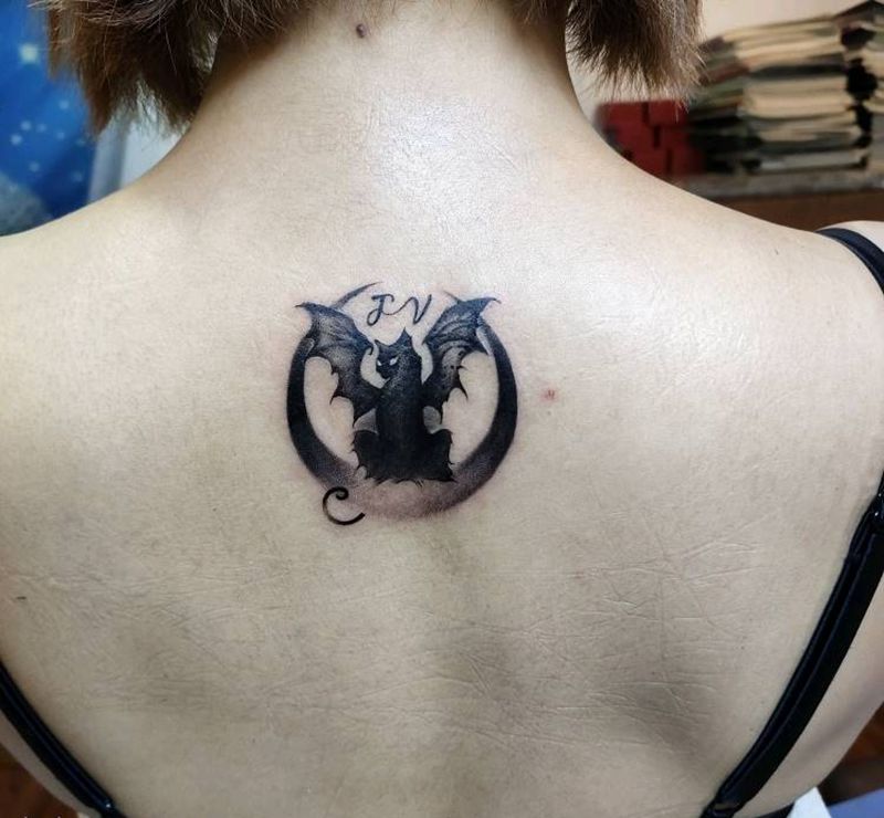 灰黑小图纹身图片_背部黑灰纹身图案