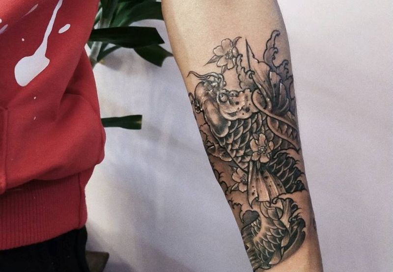 传统 锦鲤纹身图片_手臂新传统锦鲤纹身图案