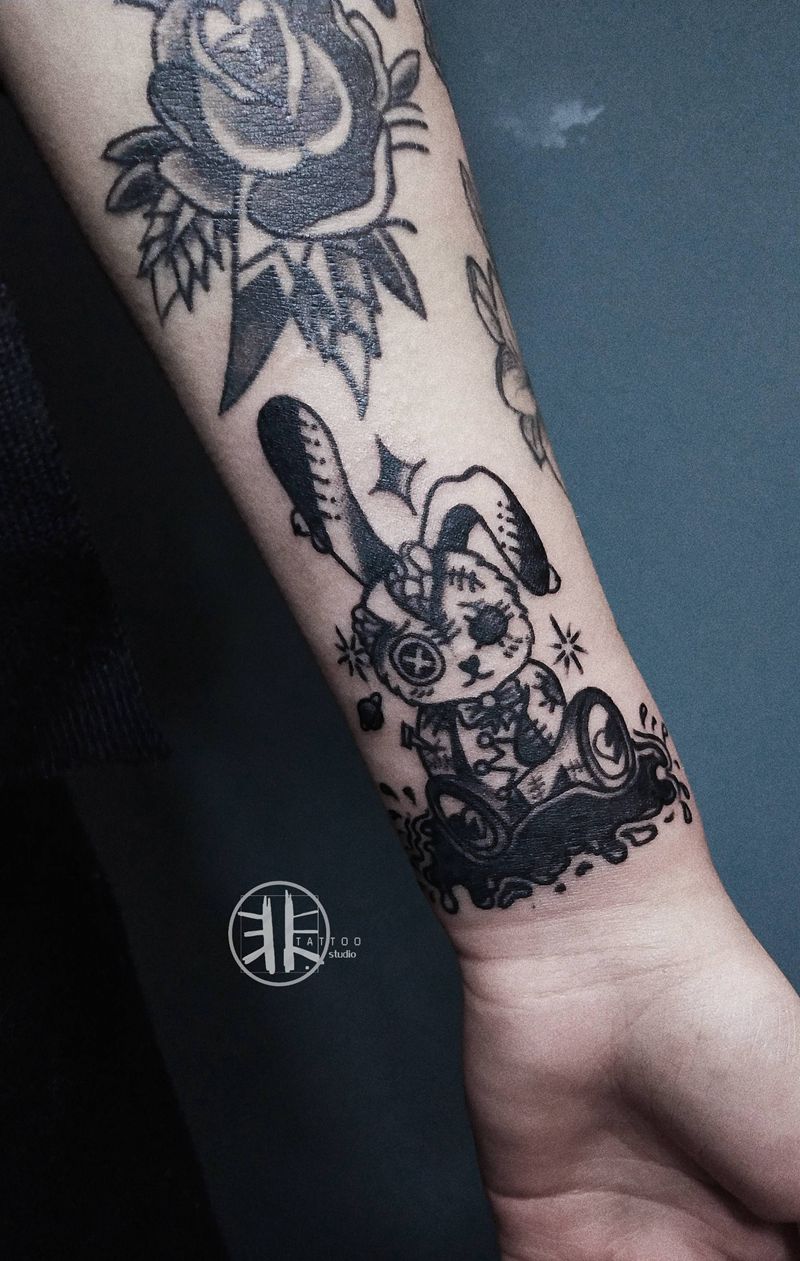 暴力兔纹身图片_手臂Old School暗黑遮盖旧兔子纹身图案