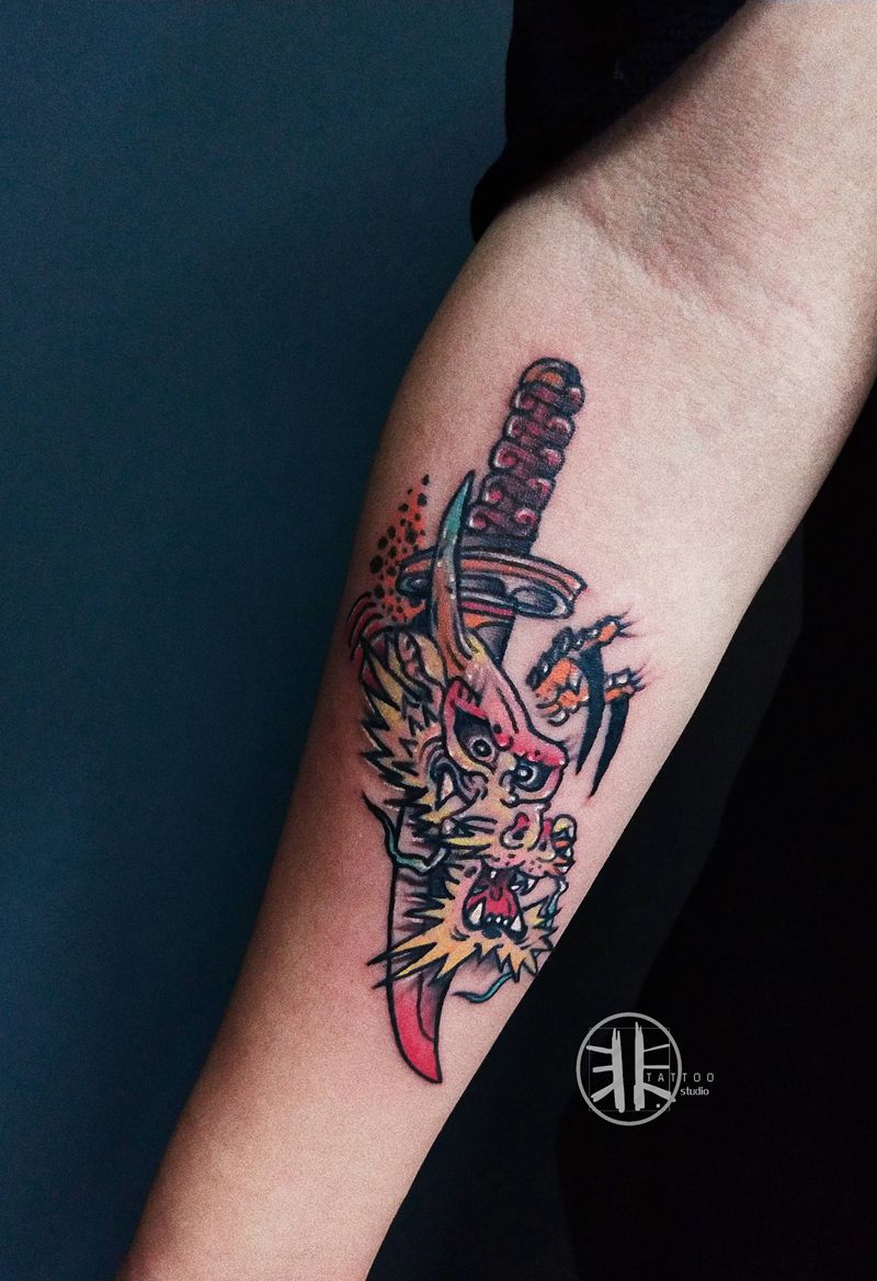 龙首纹身图片_手臂New SchoolOld School龙武士刀纹身图案