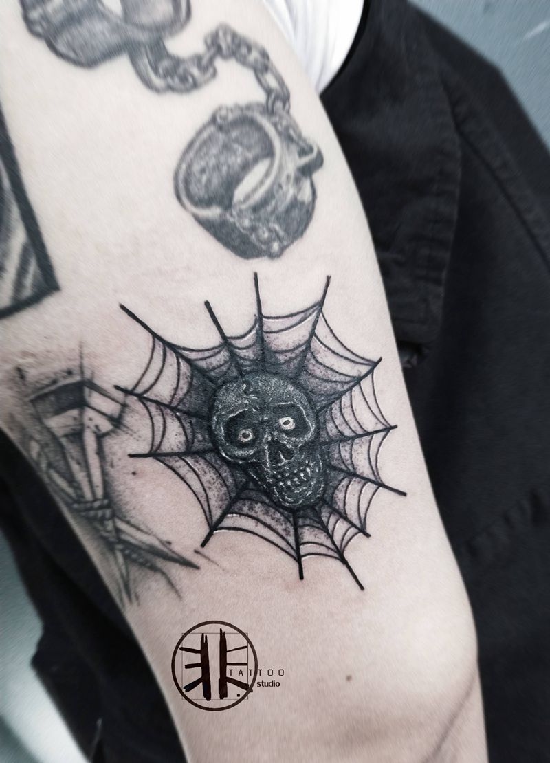 修改遮盖旧纹身纹身图片_手臂Old School点刺蛛网骷髅纹身图案