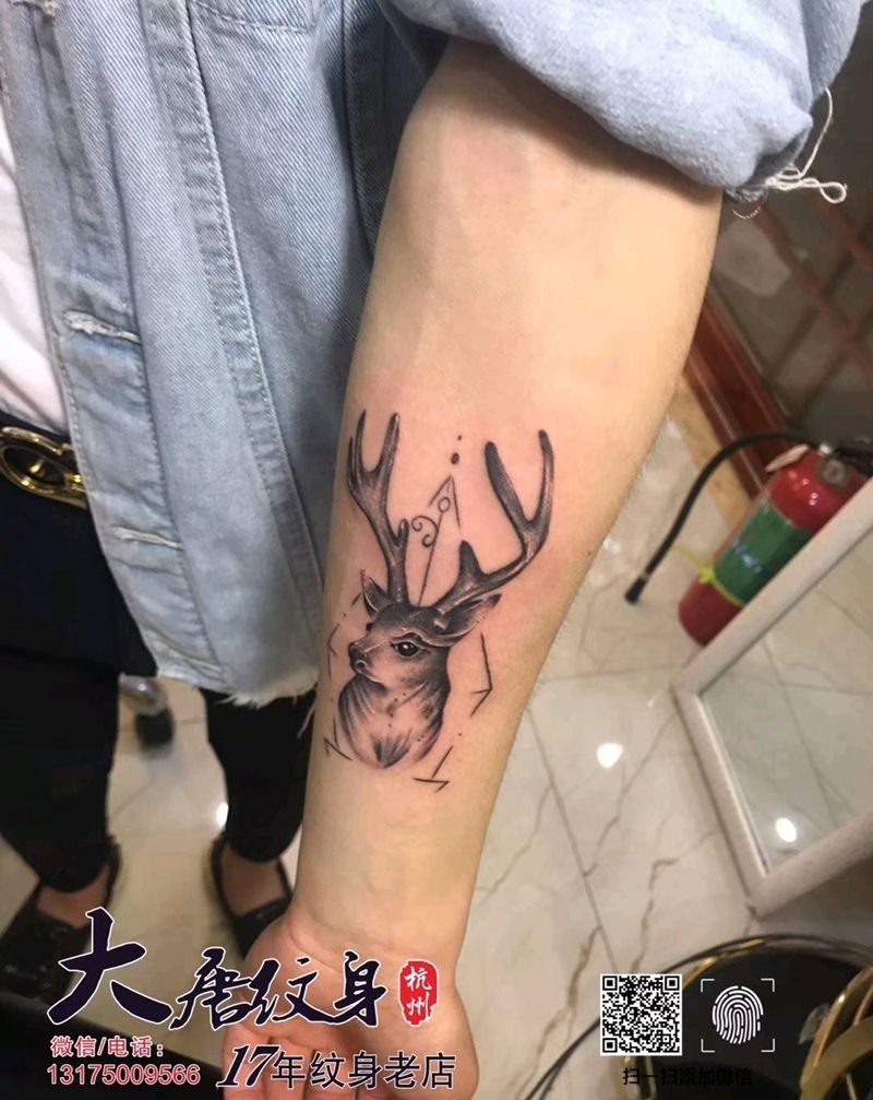 鹿纹身图片_手部点刺小清新纹身图案