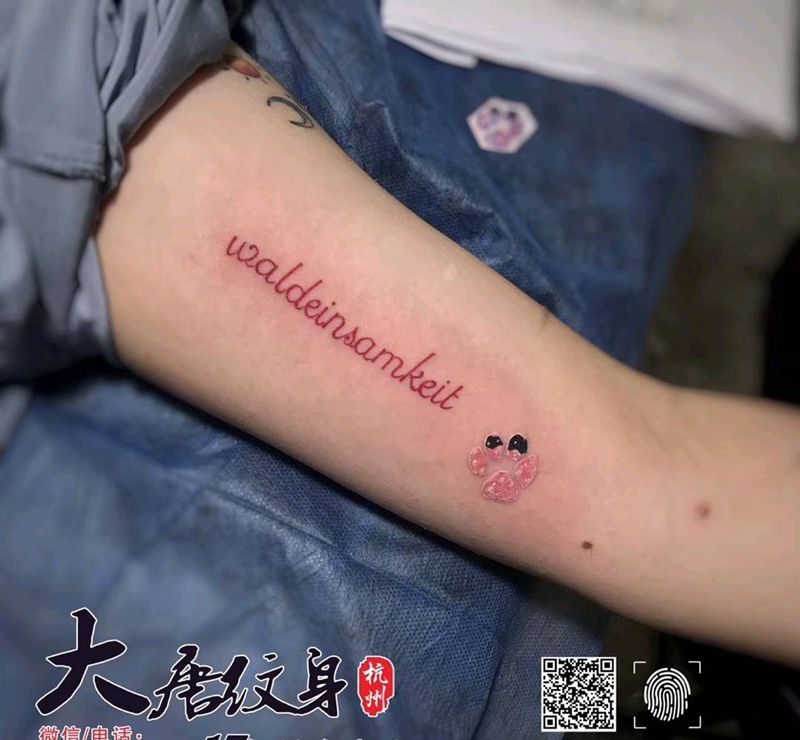 英文加猫爪纹身图片_手部水彩小清新纹身图案