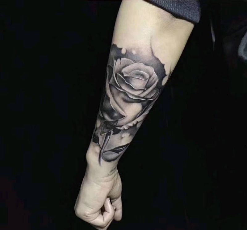 玫瑰纹身图片_手部欧美写实纹身图案