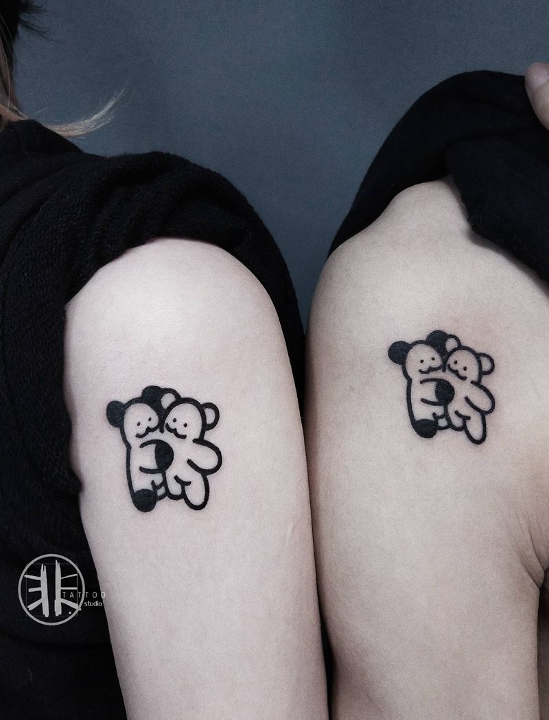 情侣小熊纹身图片_手臂Old School情侣小熊维尼纹身图案