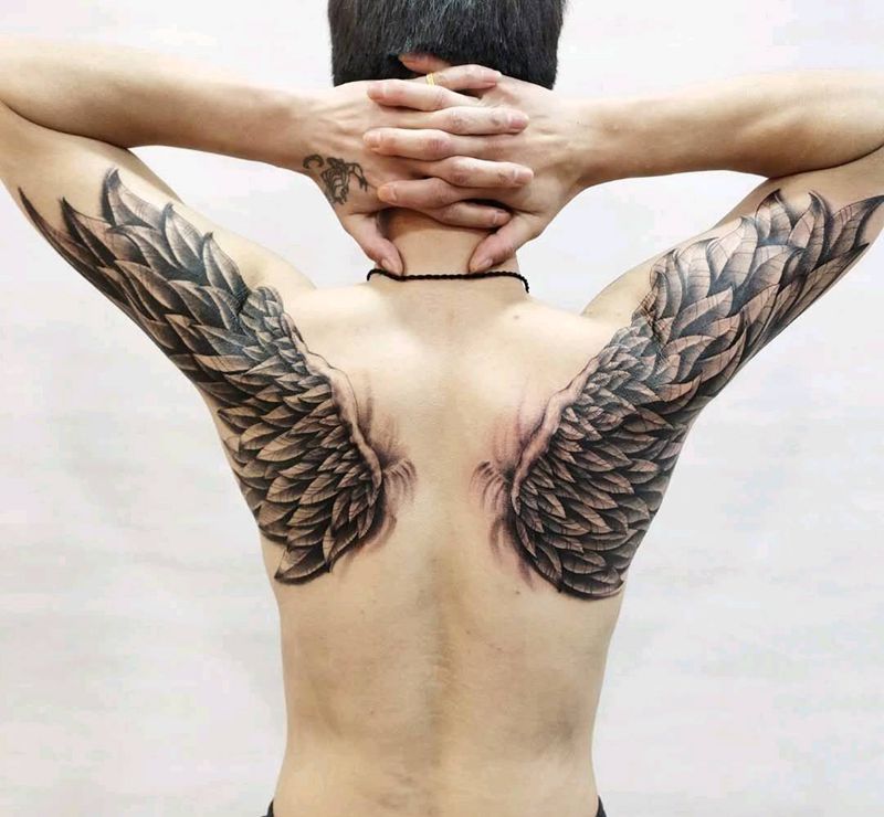 手绘翅膀纹身图片_肩部手臂欧美写实纹身图案