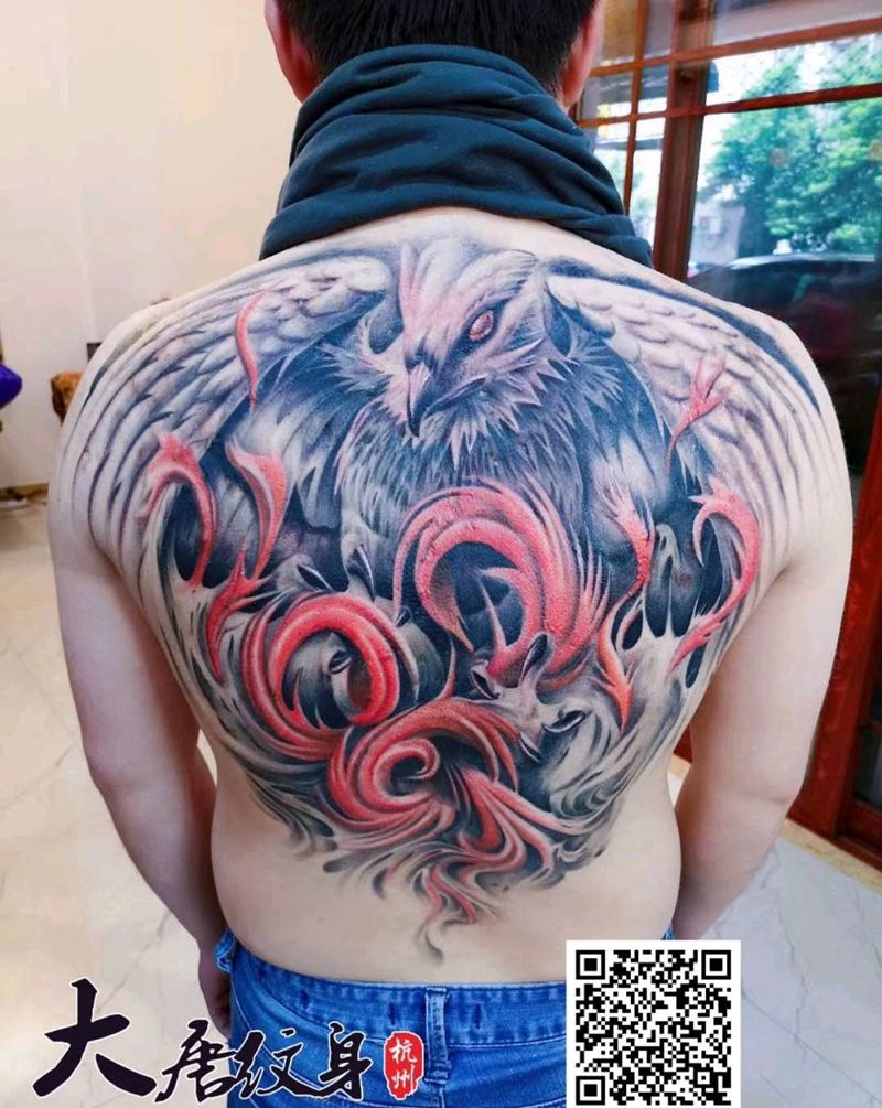 鹰纹身图片_背部纹身图案