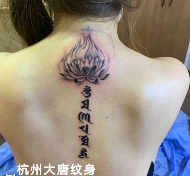 莲花梵文纹身图片_背部水墨纹身图案