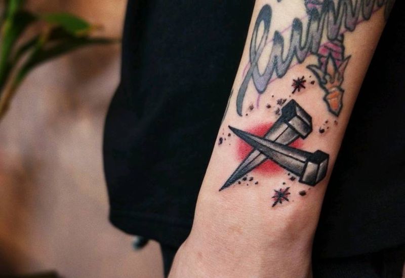 钉子纹身图片_手臂Old School纹身图案