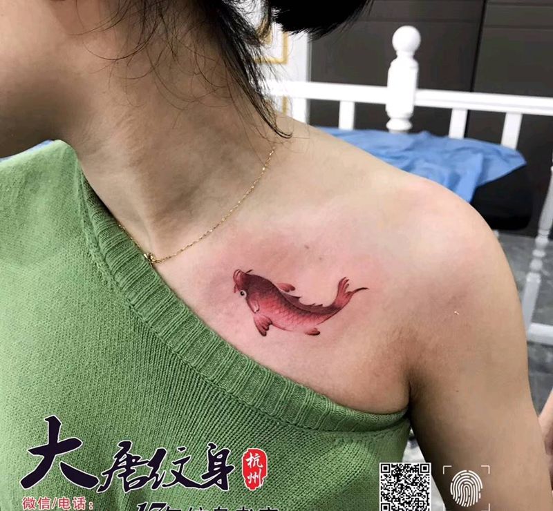 情侣款锦鲤纹身图片_胸部水彩小清新纹身图案