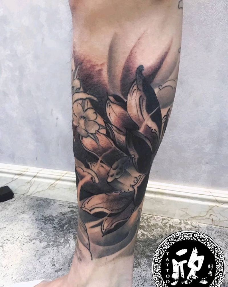 传统鱼包小腿纹身图片_腿部传统动物植物黑灰成品纹身图案