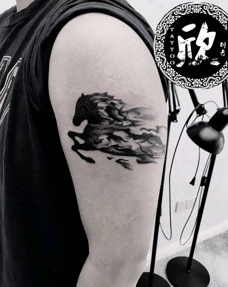 水墨马遮盖纹身图片_手臂传统国画原创遮盖成品纹身图案