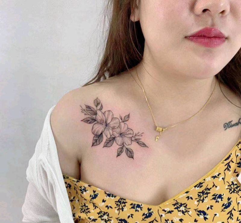 素花纹身图片_肩部点刺小清新纹身图案