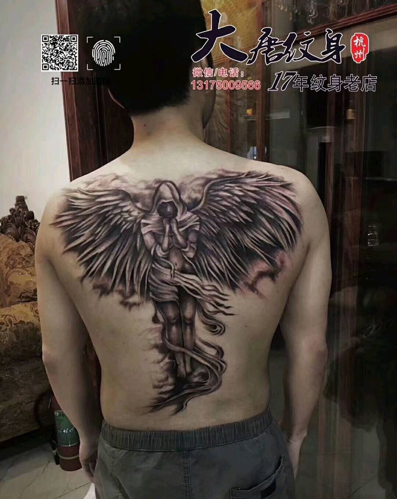 天使的翅膀纹身图片_背部欧美写实纹身图案