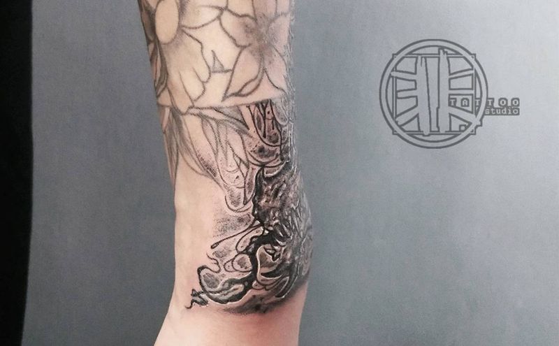 暗黑系龙首纹身图片_手臂欧美写实暗黑系纹身图案