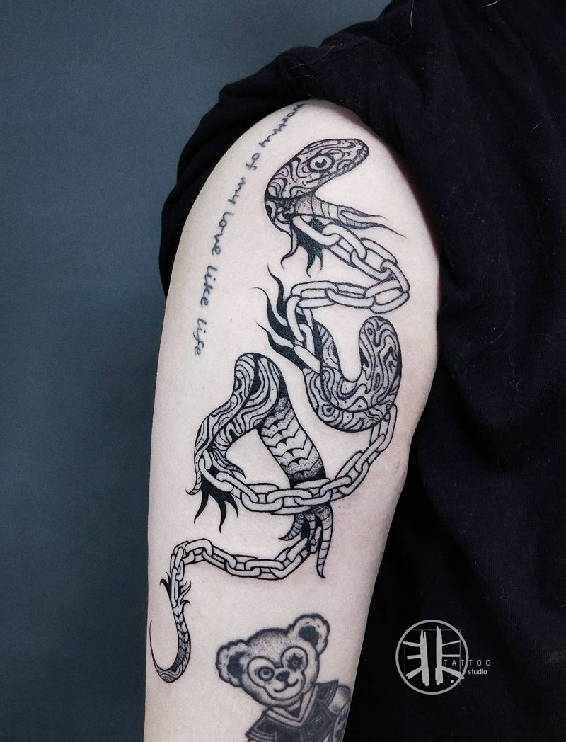 蛇纹身图片_手臂肩部Old School点刺蛇纹身图案